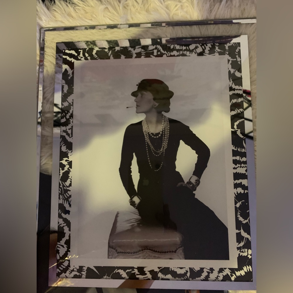 Tabletop glass display frame and COCO CHANEL portrait magazine quality.1935‼️